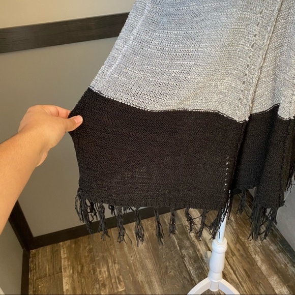 MAXSPORT knit fringed poncho size small/medium - Picture 9 of 12